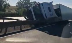 Tır, Refüjdeki Bariyerlere Çarpıp Devrildi