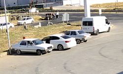 Yolunu kestikleri kişiyi darbedip ruhsatlı tabancasını gasp ettiler