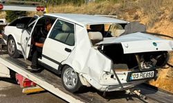 Afyonkarahisar'da otomobiller kafa kafaya çarpıştı