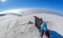 Ağrı Dağı'nın Zirvesinde Halay