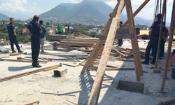 Alanya'da eşini ve kayınvalidesini bıçaklayan şüpheli adliyeye sevk edidi