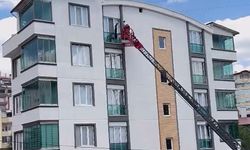 Balkon korkuluğuna sıkışan güvercin kurtarıldı