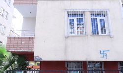 Balkona tırmanıp eve giren hırsızlar suçüstü yakalandı
