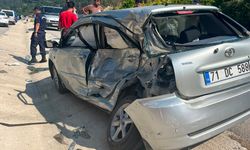 Bolu'da kamyon ve otomobil kavşakta çarpıştı