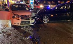 Bursa'da iki otomobil kafa kafaya çarpıştı: 2 yaralı