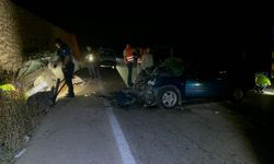 Bursa'da İki Otomobil Kafa Kafaya Çarpıştı