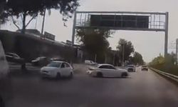 Bursa'da makas atarak yarışan otomobiller çarpıştı