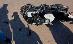 Bursa'da motosiklet duran otomobile çarptı
