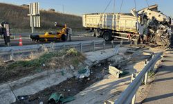 Çanakkale'de kamyon bariyerlere çarptı