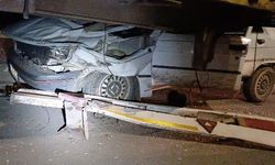 Çorum'da otomobil, park halindeki TIR'a çarptı