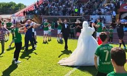 Düğün günlerinde final heyecanı! Gelinlik ve damatlıkla tribünde yerlerini aldılar