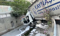 Esenler’de kumaş yüklü TIR dere yatağına düştü