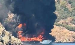 Fethiye'de koydaki gezi teknesi alevlere teslim oldu