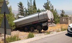 Gaziantep’te şarampole devrilen tankerin şoförü yaralandı