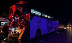 Gaziantep'te yolcu otobüsü TIR'a çarptı