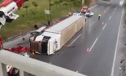 Gebze'de devrilen TIR nedeniyle trafik aksadı