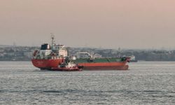 Gelibolu'da bacasında yangın çıkan tanker demirletildi