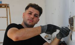 Genç elektrikçi akşam sokak müzisyenliği yapıyor