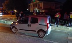 İnegöl'de hafif ticari araç kaldırıma çarptı: 1 yaralı