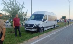 İşçileri Taşıyan Minibüs Reklam Panosuna Çarptı: 6 Yaralı