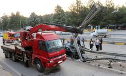 Isparta'da feci kaza: Bariyerlere çarpan araç ikiye bölündü