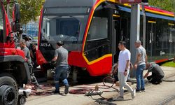 Karşı perona geçmek isterken tramvayın altında kaldı