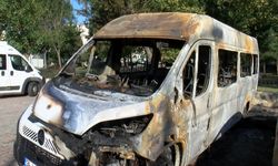 Kundaklanan otomobildeki alevler minibüse sıçradı