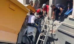 Malatya'da kamyon binanın duvarına çarptı