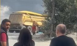Yoldan geçen araçlara taş atan kişiye çevredekiler tepki gösterdi