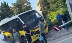 Osmangazi'de belediye minibüsü elektrik direğine çarptı