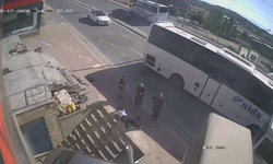 Otomobilin altında kalmaktan son anda kurtuldular