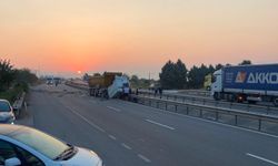 Sakarya'da hafriyat kamyonu bariyerlere çarptı