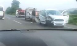 Sakarya'da otomobil ve hafif ticari araç çarpıştı