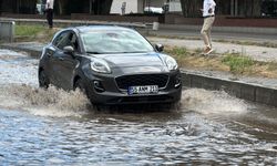 Samsun'da sağanak yağış hayatı felç etti