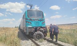 Sivas'ta yük treni traktöre çarptı: 1 yaralı