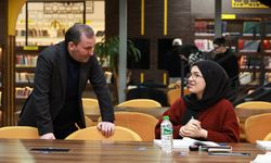 Sultanbeyli'de üniversiteyi kazanan öğrencilere ödül