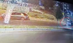 Ters yönde giden motosikletli otomobilin altında kalmaktan son anda kurtuldu