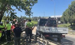 Virajı alamayan beton mikseri yola devrildi