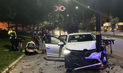 Aydınlatma direğine çarptı: 3 yaralı