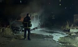 Niğde'de hafif ticari aracı alevler sardı!