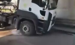 Adana’da kamyonun damperi demir yolu köprüsüne takıldı