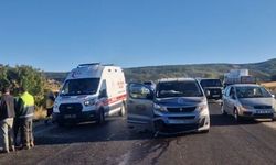Alaca'da minibüs ve traktör çarpıştı