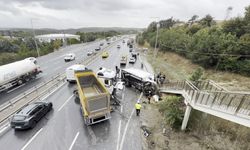 Arnavutköy'de kamyon ve hafriyat aracı çarpıştı