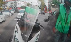 Başkentte motokurye, arkadaşına el işareti yaparken kaza yaptı