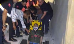 Bekçi inşaatta merdiven boşluğuna düştü