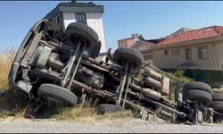 Beylikdüzü'nde beton mikseri şarampole devrildi
