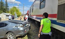 Bingöl'de yolcu treni ve otomobil hemzemin geçitte çarpıştı