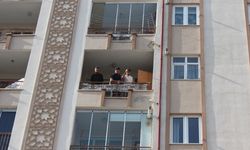 Çay içerken balkondan düşüp ağır yaralandı