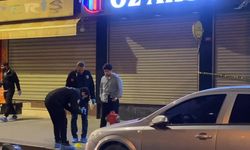 Esenler'de hareketli dakikalar: Polise bıçakla saldıran şüpheli vuruldu!