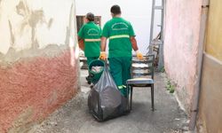 Eskişehir'de bir evden 2 kamyon çöp çıktı